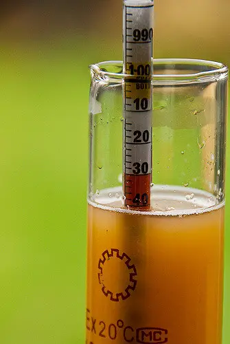 How to use a hydrometer for beer