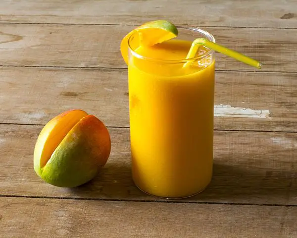 How to make a mango smoothie without yogurt