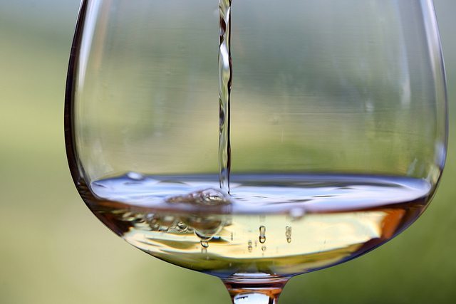 What is the difference between red and white wine glasses?